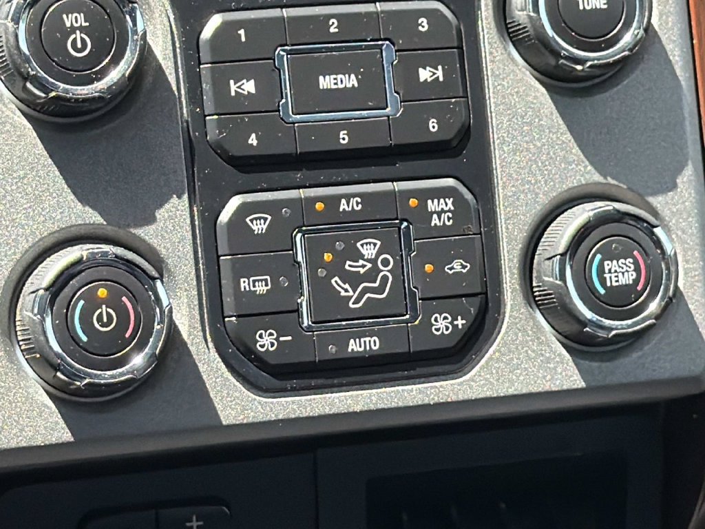 Used 2015 Ford F250 Lariat w/ Lariat Interior Package AWD/4WD image 16
