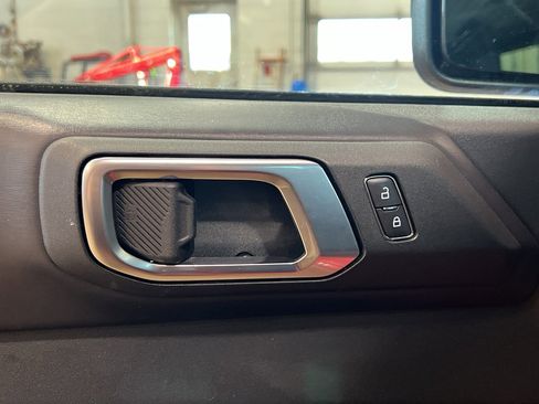 Used 2025 Ford Bronco Badlands image 10