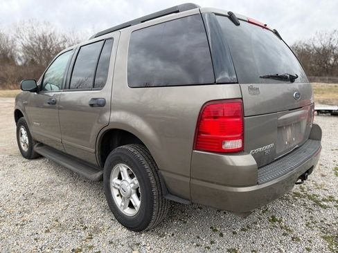 Used 2005 Ford Explorer XLT image 3