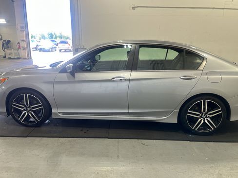 Used 2017 Honda Accord Sport image 9
