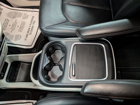 Used 2024 Chrysler Pacifica Touring-L image 8