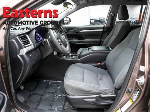 Used 2019 Toyota Highlander LE FWD image 13