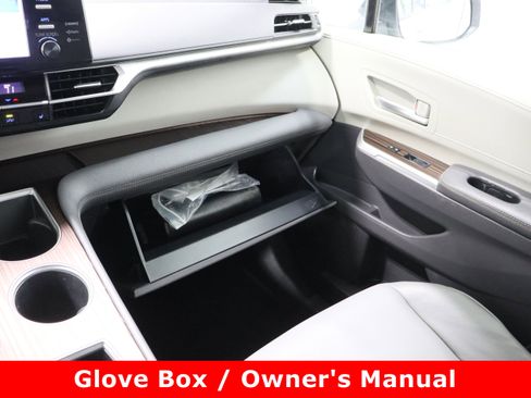 Certified 2021 Toyota Sienna XLE image 24