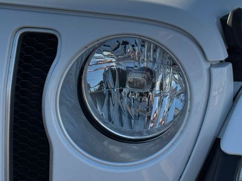 Used 2020 Jeep Wrangler Unlimited Sahara image 9