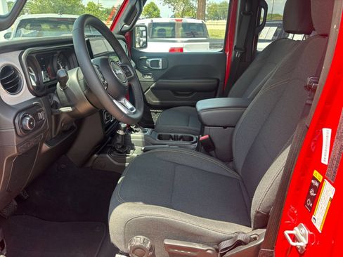 Used 2025 Jeep Wrangler Unlimited Sahara AWD/4WD image 23