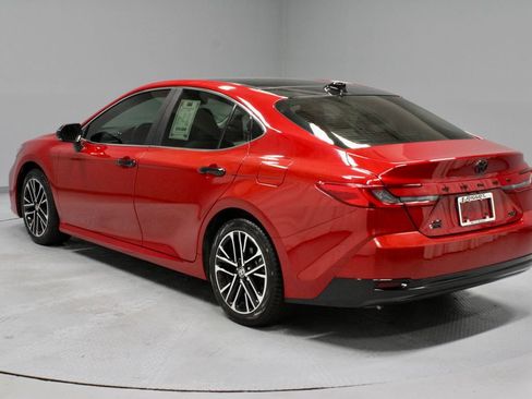 Used 2025 Toyota Camry XLE AWD/4WD image 10