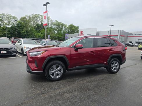 Used 2024 Toyota RAV4 XLE AWD/4WD image 3