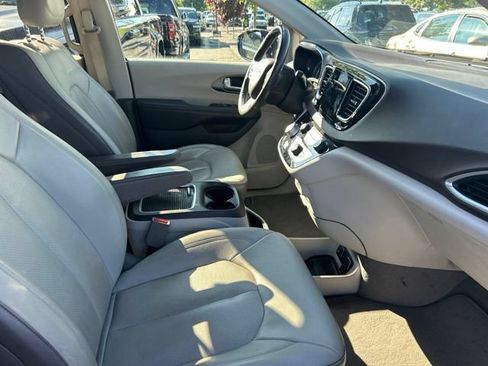 Used 2018 Chrysler Pacifica Touring-L Plus FWD image 7