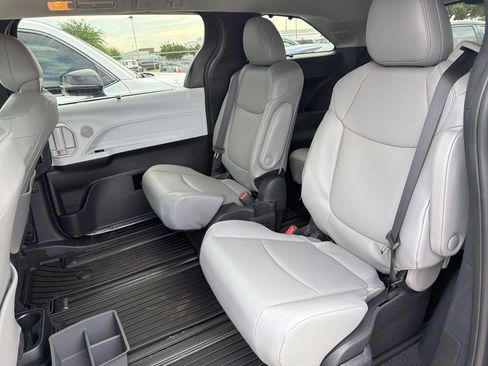 Used 2026 Toyota Sienna XLE AWD/4WD image 9