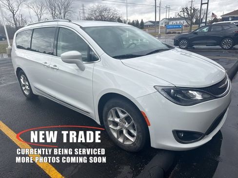 Used 2018 Chrysler Pacifica Touring-L w/ Tire & Wheel Group image 1