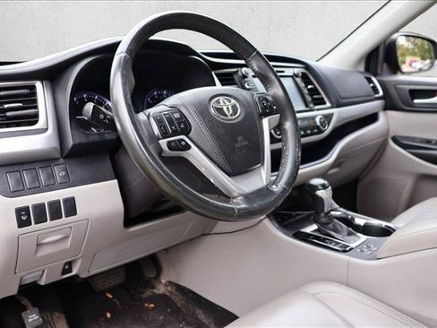 Used 2016 Toyota Highlander XLE AWD/4WD image 12