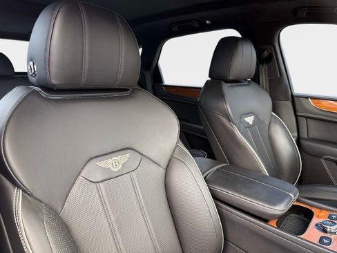 Used 2022 Bentley Bentayga AWD/4WD image 25