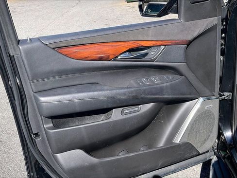 Used 2015 Cadillac Escalade Luxury image 29