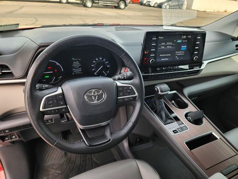Used 2021 Toyota Sienna XLE image 2