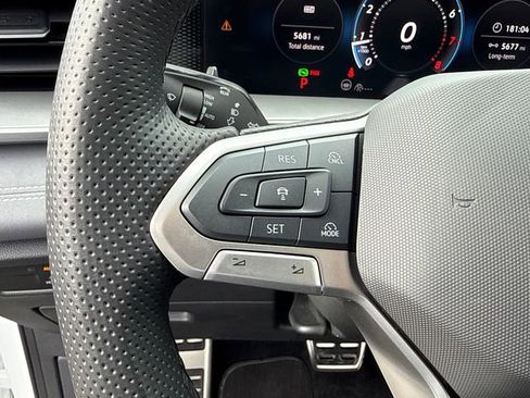 Certified 2025 Volkswagen Tiguan SE R-Line image 15