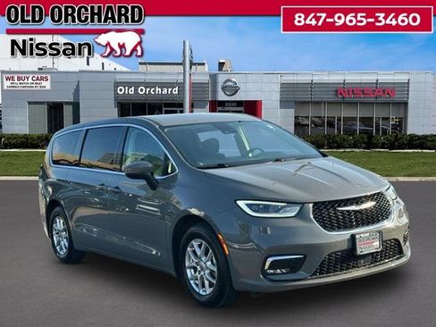 Used 2023 Chrysler Pacifica Touring-L FWD image 3