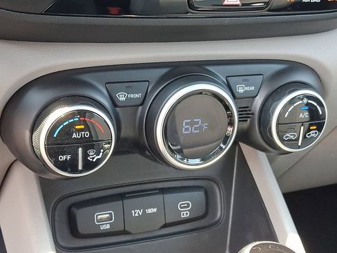 Certified 2025 Hyundai Venue SEL FWD image 17