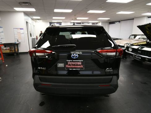 Used 2022 Toyota RAV4 XLE Premium image 6