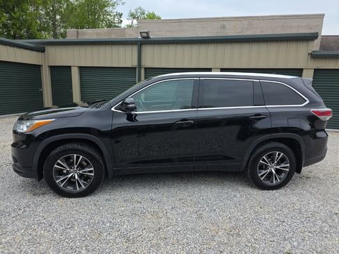 Used 2016 Toyota Highlander XLE AWD/4WD image 3