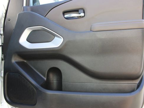 Used 2022 Nissan Frontier SV image 12