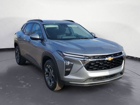 Used 2024 Chevrolet Trax LT image 2