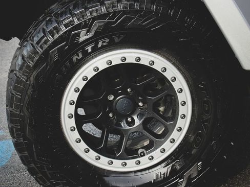 Used 2017 Jeep Wrangler Unlimited Rubicon AWD/4WD image 22