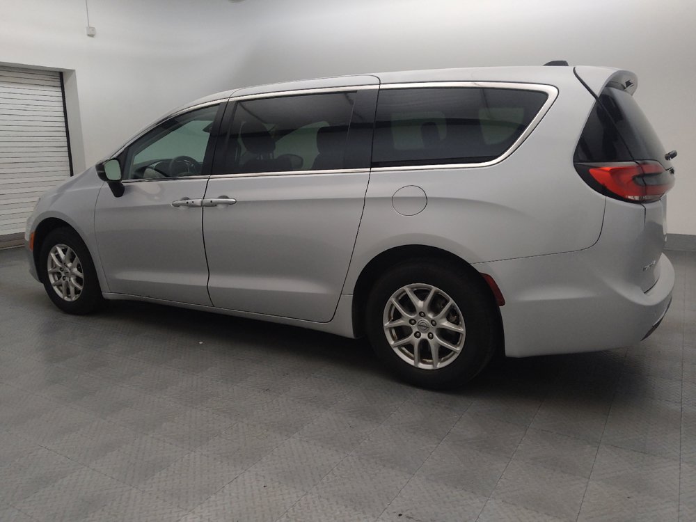 Used 2024 Chrysler Pacifica Touring-L FWD image 3
