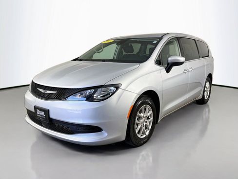 Used 2023 Chrysler Voyager LX FWD image 4