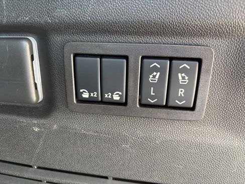 Used 2024 Chevrolet Suburban Premier image 29