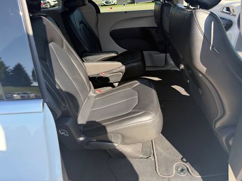 Used 2023 Chrysler Pacifica Touring-L FWD image 27
