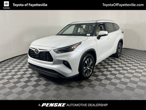 Used 2022 Toyota Highlander XLE FWD image 1