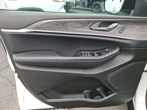 Used 2025 Jeep Grand Cherokee Limited w/ Black Appearance Package image 18