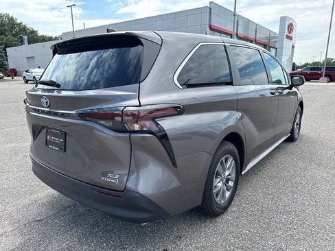 Used 2023 Toyota Sienna XLE FWD image 11