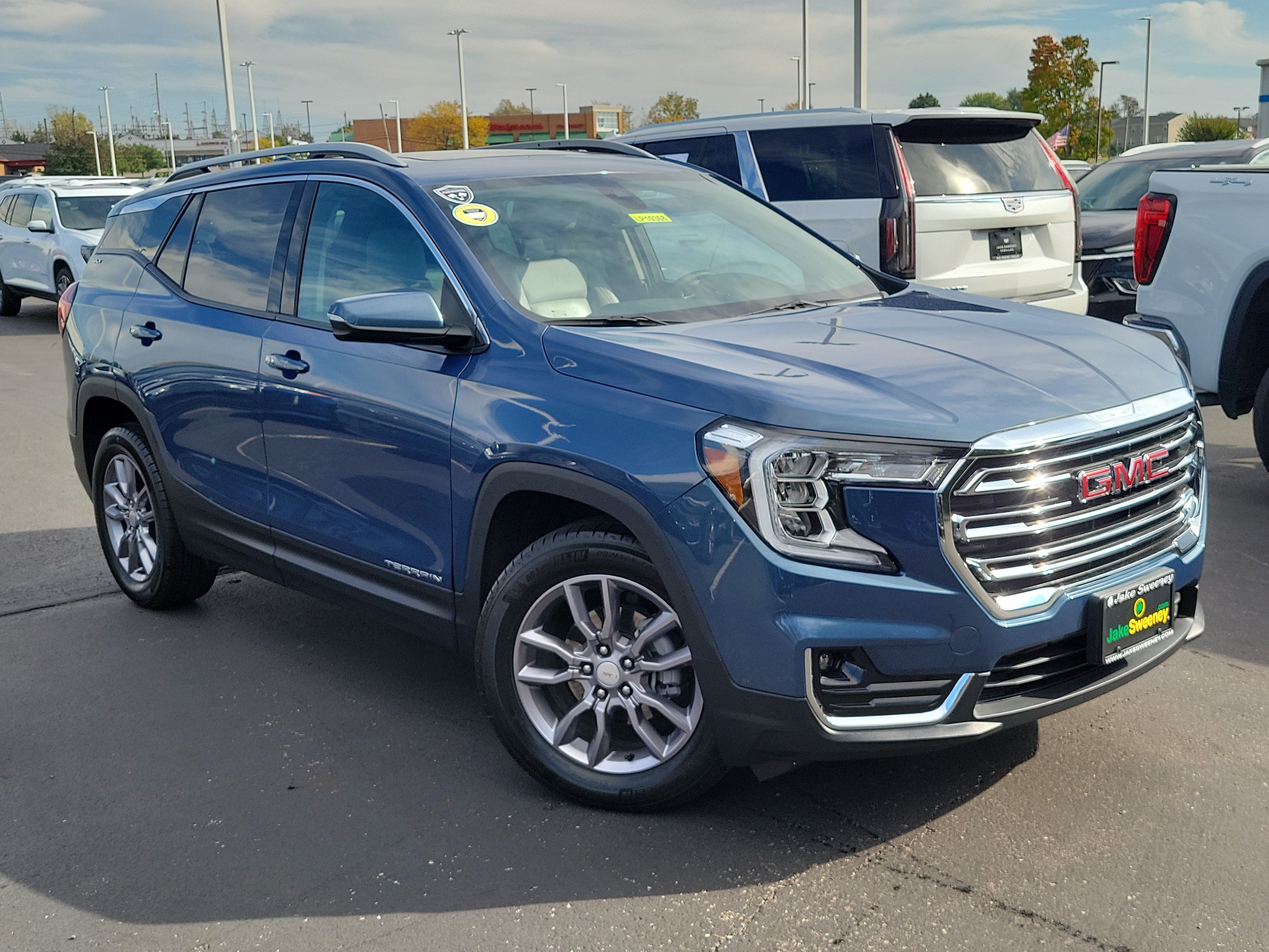 Used 2024 GMC Terrain SLT AWD/4WD image 32