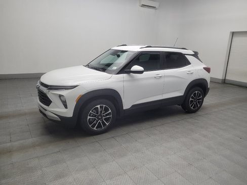 Used 2025 Chevrolet TrailBlazer LT FWD image 2
