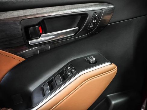 Used 2024 Toyota Highlander Platinum image 12