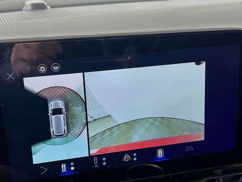 Certified 2025 Chevrolet Equinox LT w/ Convenience Package II image 12