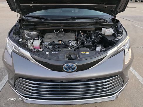 Used 2021 Toyota Sienna Limited image 36