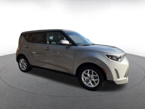 Used 2025 Kia Soul LX w/ LX Technology Package image 2