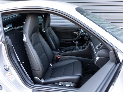 Certified 2025 Porsche 718 Cayman RWD image 29