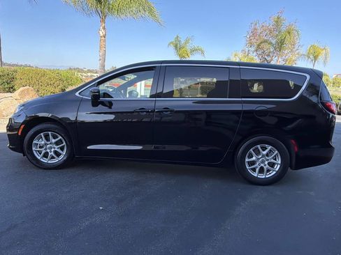 Used 2024 Chrysler Pacifica Touring FWD image 9