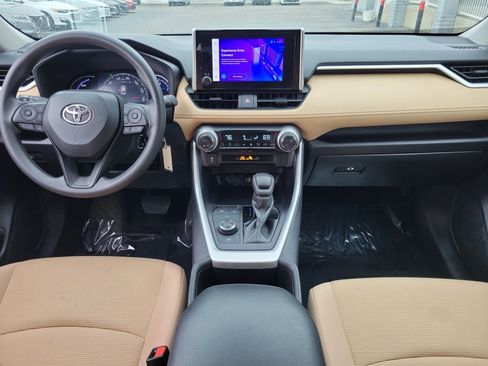 Used 2024 Toyota RAV4 LE AWD/4WD image 8