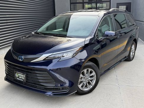Used 2024 Toyota Sienna LE AWD/4WD image 2