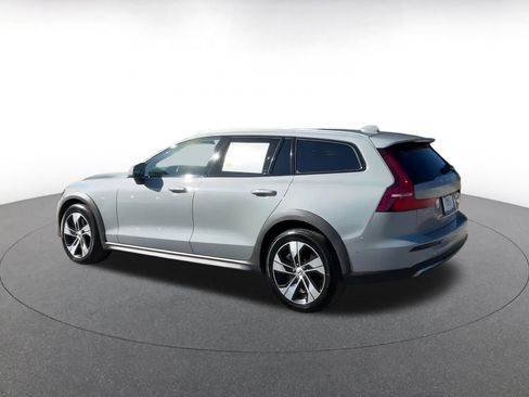 Used 2025 Volvo V60 B5 Cross Country Plus image 9