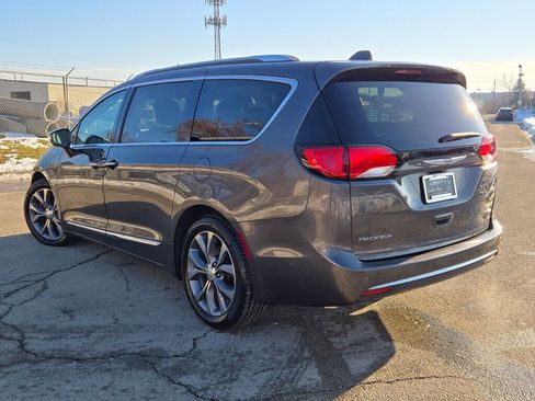 Used 2018 Chrysler Pacifica Limited w/ Tire & Wheel Group image 13