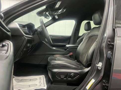 Used 2023 Jeep Grand Cherokee Altitude image 11