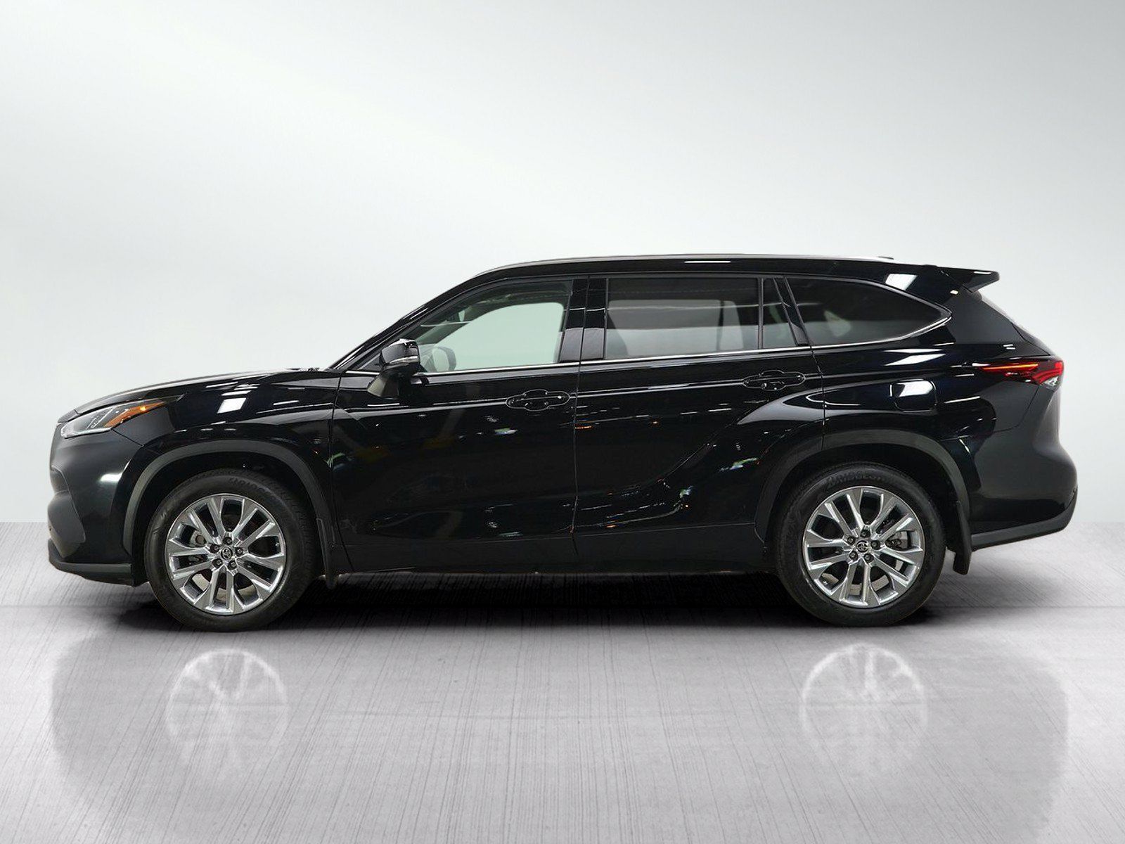 Used 2024 Toyota Highlander Limited AWD/4WD image 2