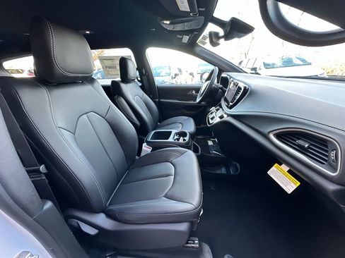 New 2026 Chrysler Pacifica Select image 22