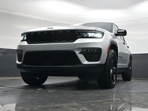 Used 2023 Jeep Grand Cherokee Limited w/ Black Appearance Package AWD/4WD image 33