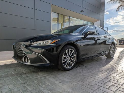Used 2020 Lexus ES 300h w/ Premium Package image 8